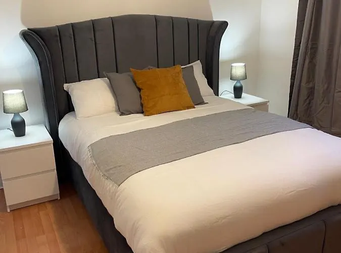 Entire 2 Bedroom Beautiful Newly Furnished Flat